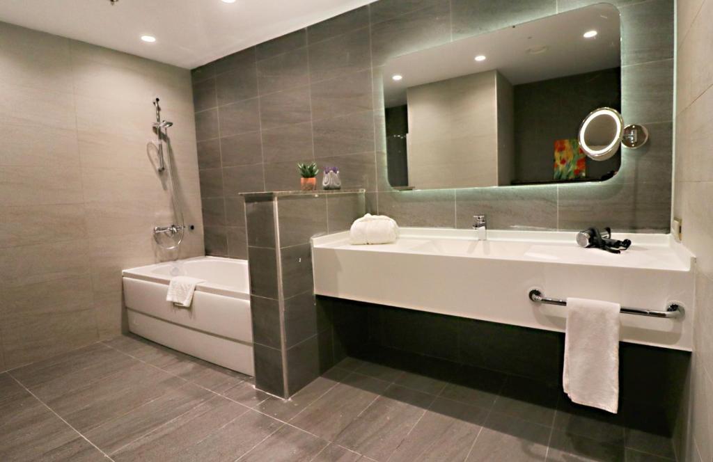 Hotel Doubletree By Hilton Ankara Incek Exterior foto